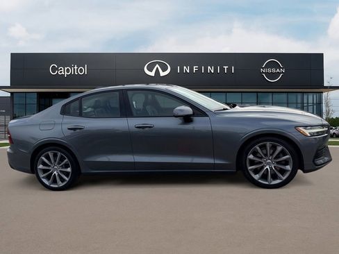Used 2020 Volvo S60 T5 Momentum image 4