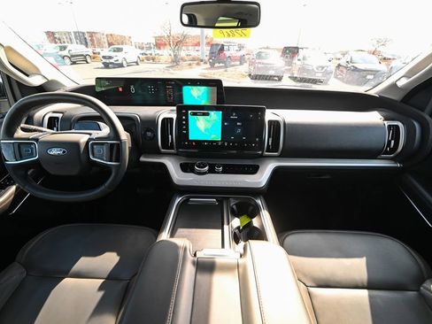 Certified 2025 Ford Expedition Active image 31