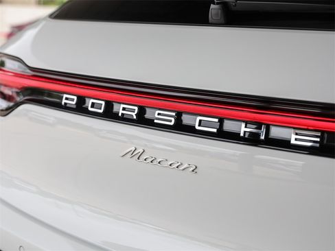 Certified 2025 Porsche Macan image 14