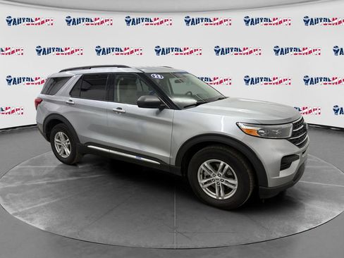 Used 2023 Ford Explorer XLT AWD/4WD image 2