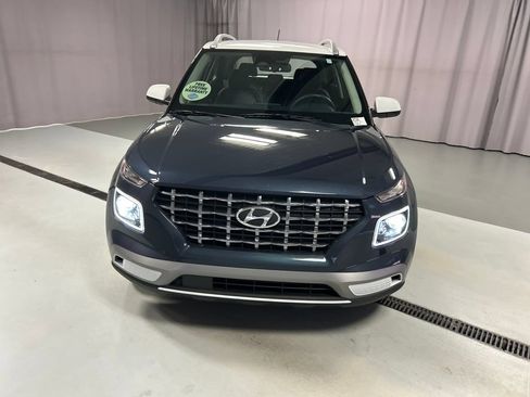 Used 2023 Hyundai Venue Limited FWD image 2