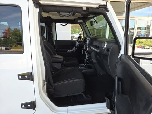 Used 2015 Jeep Wrangler Unlimited Sahara w/ Connectivity Group AWD/4WD image 34
