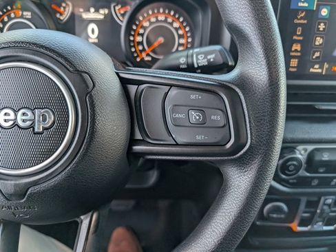 Used 2025 Jeep Gladiator Sport image 11