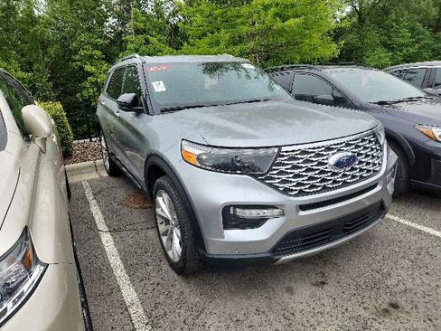 Used 2022 Ford Explorer Platinum w/ Equipment Group 601A AWD/4WD image 2