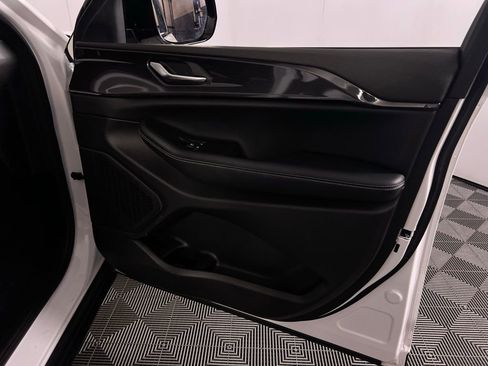 Used 2023 Jeep Grand Cherokee Altitude image 33