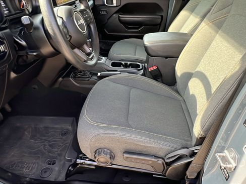 Used 2024 Jeep Gladiator Sport image 16