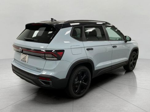 New 2026 Volkswagen Taos SE image 3