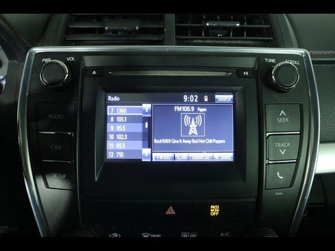 Used 2015 Toyota Camry SE image 19