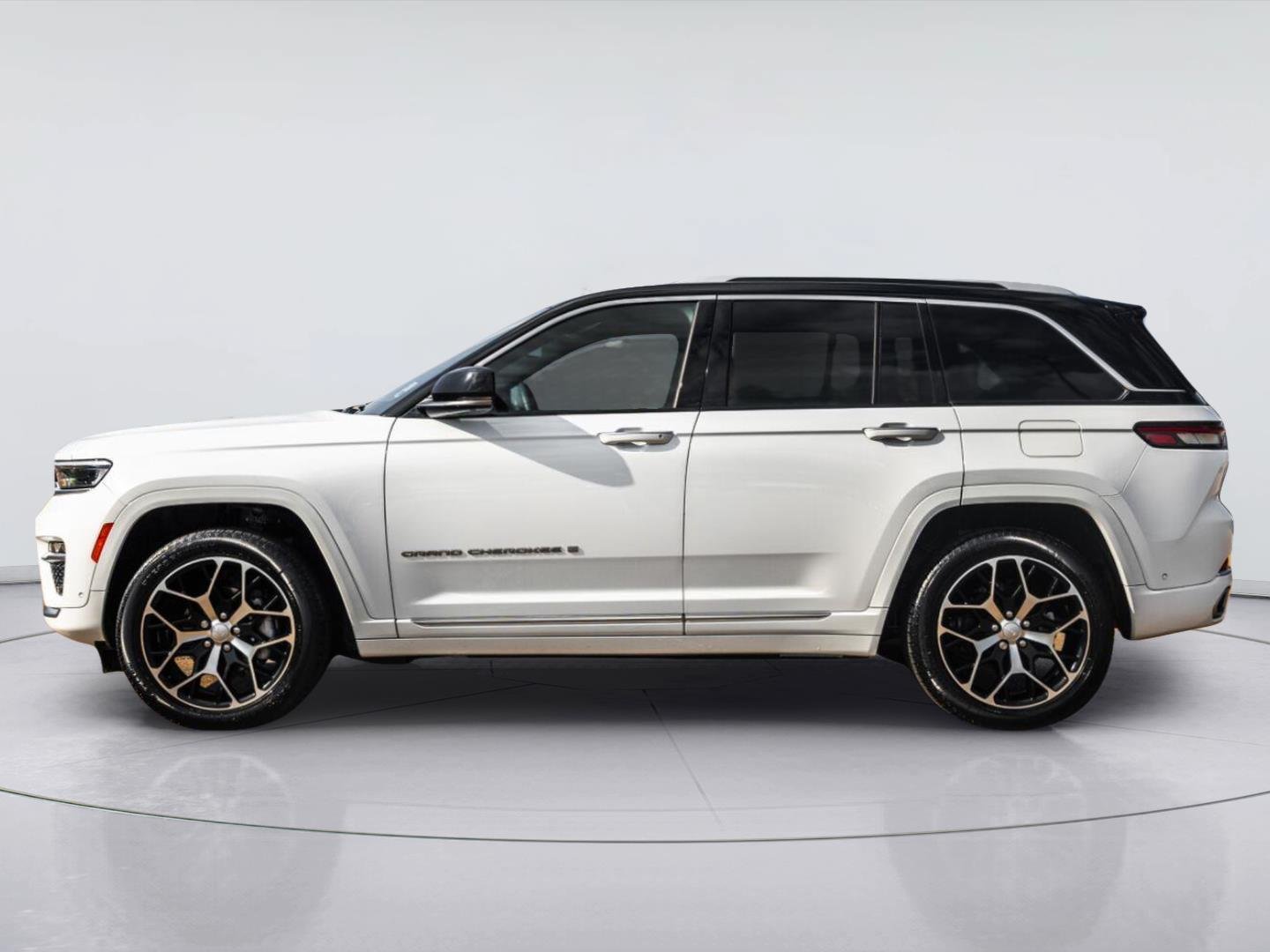 Used 2023 Jeep Grand Cherokee Summit AWD/4WD image 5