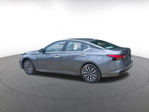 Used 2025 Nissan Altima 2.5 SV FWD image 12