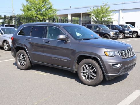 Used 2019 Jeep Grand Cherokee Laredo w/ Laredo X Package RWD image 2
