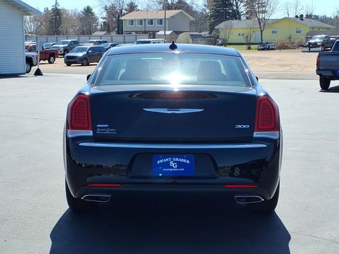 Used 2019 Chrysler 300 Limited AWD/4WD image 5