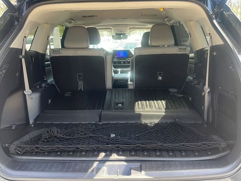 Used 2023 Toyota Highlander XLE AWD/4WD image 8