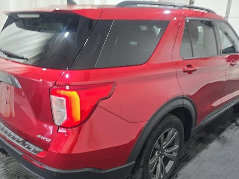 Used 2022 Ford Explorer XLT w/ XLT Sport Appearance Package AWD/4WD image 4