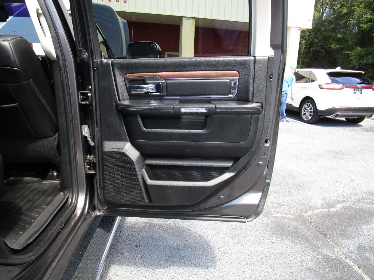 Used 2015 RAM 2500 Laramie w/ Convenience Group AWD/4WD image 28