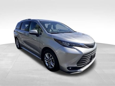 Used 2025 Toyota Sienna XLE w/ XLE Plus Package AWD/4WD image 10