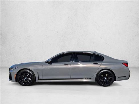 Used 2022 BMW 740i w/ M Sport Package image 9