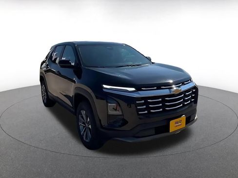 Used 2025 Chevrolet Equinox LT FWD image 3