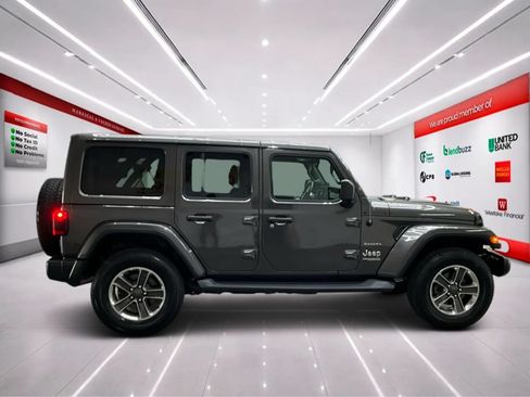 Used 2018 Jeep Wrangler Unlimited Sahara w/ Dual Top Group AWD/4WD image 8