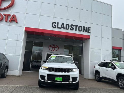 Used 2024 Jeep Grand Cherokee L Laredo image 3