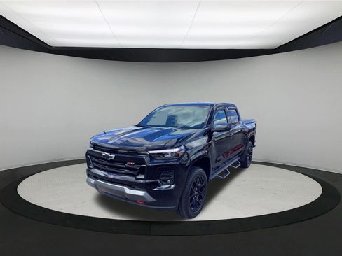 Used 2025 Chevrolet Colorado Z71 image 4