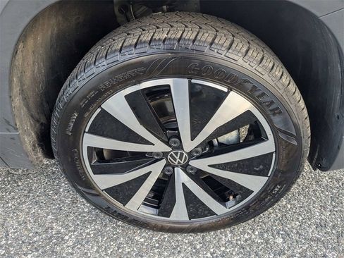 Used 2024 Volkswagen Taos SE image 11