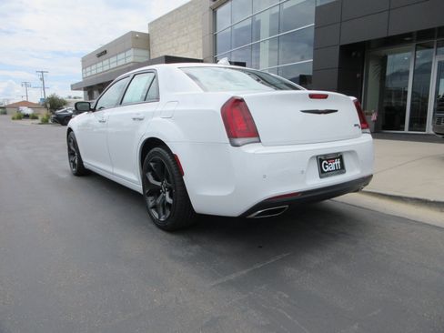 Used 2022 Chrysler 300 S RWD image 5