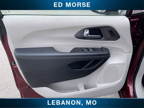 Used 2023 Chrysler Pacifica Touring-L FWD image 22