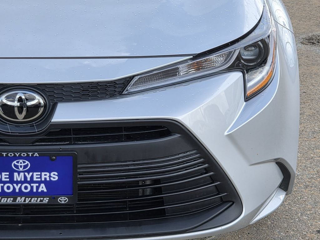Used 2025 Toyota Corolla LE FWD image 4