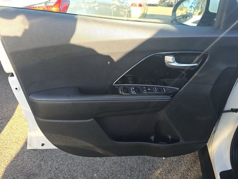 Used 2020 Kia Niro EX image 6