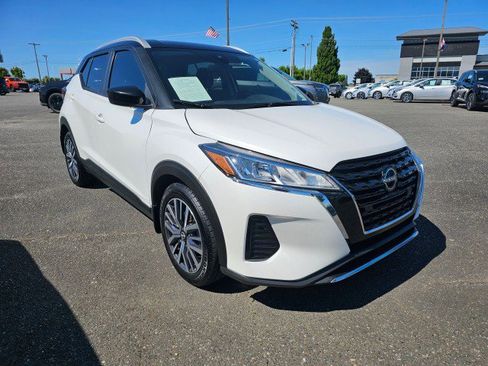 Used 2022 Nissan Kicks SV image 1