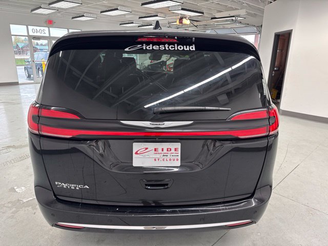 Used 2025 Chrysler Pacifica Select FWD image 9