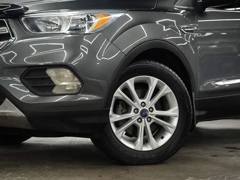 Used 2017 Ford Escape SE FWD image 2