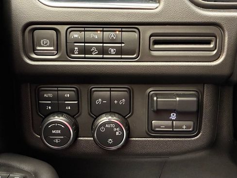 Used 2023 Chevrolet Tahoe Z71 w/ Z71 Off-Road Package AWD/4WD image 10