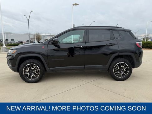 Used 2025 Jeep Compass Trailhawk image 3