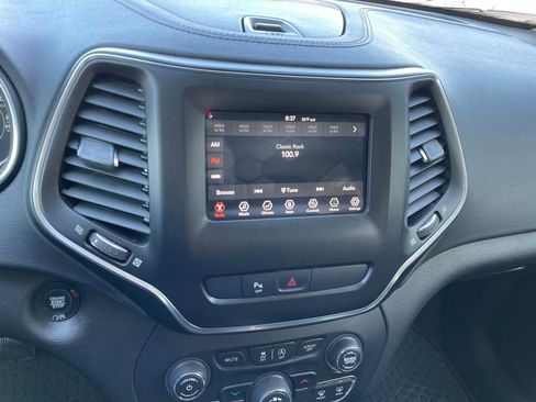 Used 2019 Jeep Cherokee Latitude Plus w/ Cold Weather Group AWD/4WD image 15