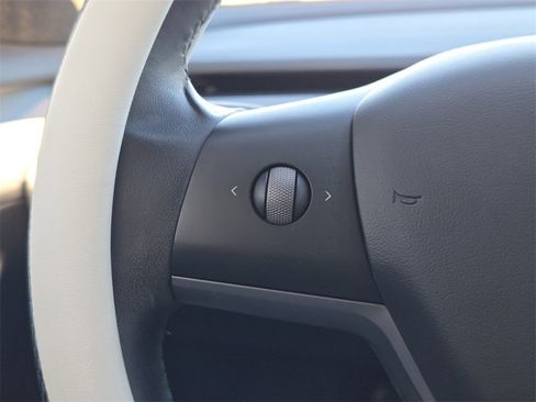 Used 2021 Tesla Model 3 Standard Range Plus image 23