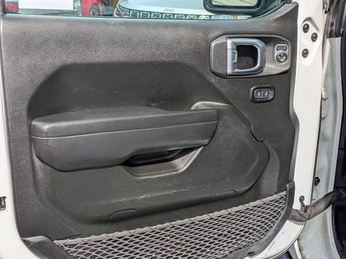 Used 2023 Jeep Wrangler Unlimited Rubicon w/ Cold Weather Group AWD/4WD image 11