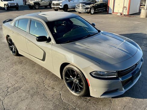 Used 2017 Dodge Charger SE w/ Power Sunroof Group image 4
