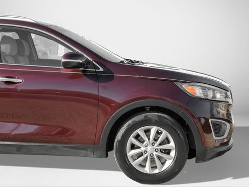 Used 2017 Kia Sorento LX w/ LX Convenience Package image 10