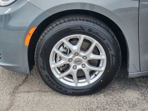 Used 2023 Chrysler Pacifica Touring-L image 13