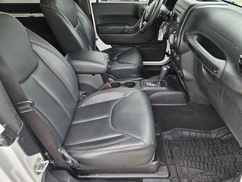 Used 2017 Jeep Wrangler Sahara AWD/4WD image 14