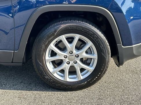 Used 2018 Jeep Cherokee Latitude Plus w/ Cold Weather Group AWD/4WD image 13