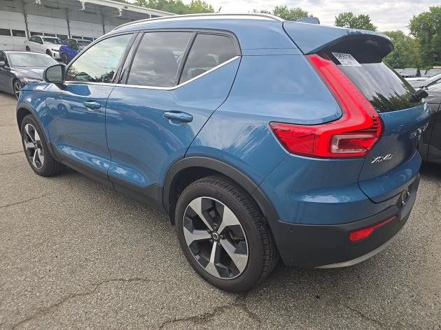 Used 2025 Volvo XC40 B5 Plus AWD/4WD image 3