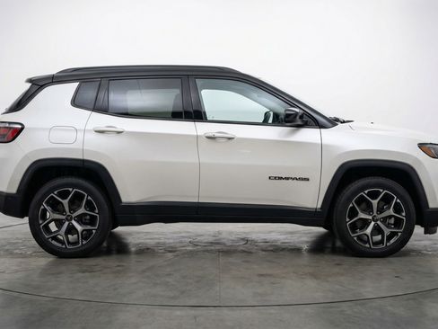 Used 2025 Jeep Compass Limited AWD/4WD image 11