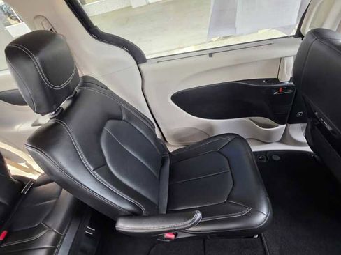 Used 2024 Chrysler Pacifica Touring-L image 21
