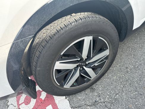 Used 2022 Kia Sorento S w/ Panoramic Sunroof Package image 3