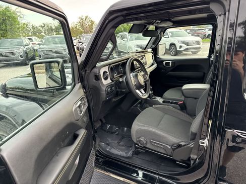 Used 2025 Jeep Wrangler Unlimited Sahara AWD/4WD image 10