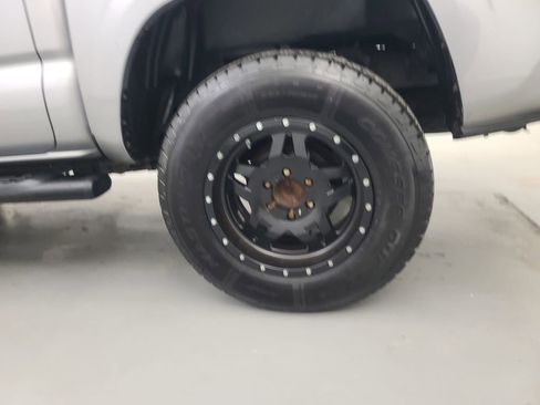 Used 2016 Toyota Tacoma SR image 11