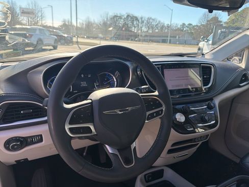 Used 2023 Chrysler Pacifica Touring-L image 9